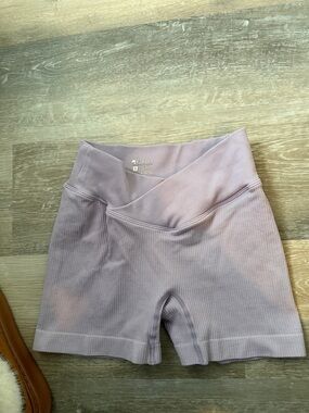 Ribbed V-Crossover High-Waist Bike Shorts in Lavender